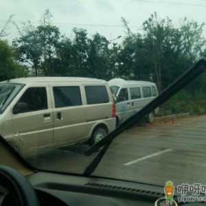 下雨天汽车雨刷怎么用 前档风结冰可以用雨刮器吗