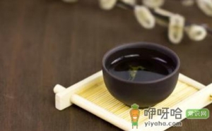 老人爱喝浓茶容易骨质疏松