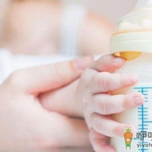 婴儿喝一半的奶怎么保存 解冻母乳用多少度水温