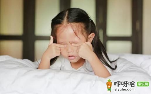 儿童频繁眨眼是缺什么 儿童眼睛抽搐是什么原因引起的